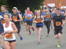 Более 30 000 бегунов вышли на улицы Манчестера для участия в ежегодном городском марафоне